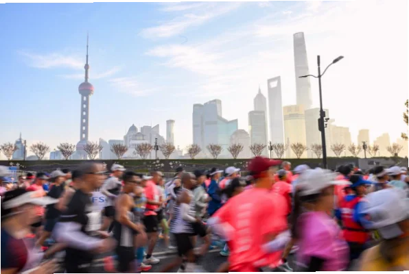 田径上海马拉松是中国顶级路跑赛事，每年吸引数万跑者汇聚申城